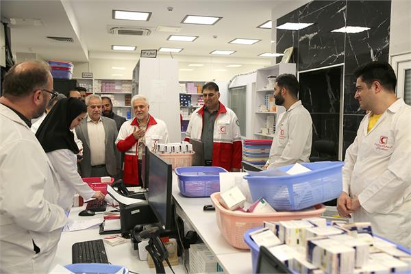 بازدید دکتر شانه ساز از داروخانه هلال احمر در ایام نوروز 4