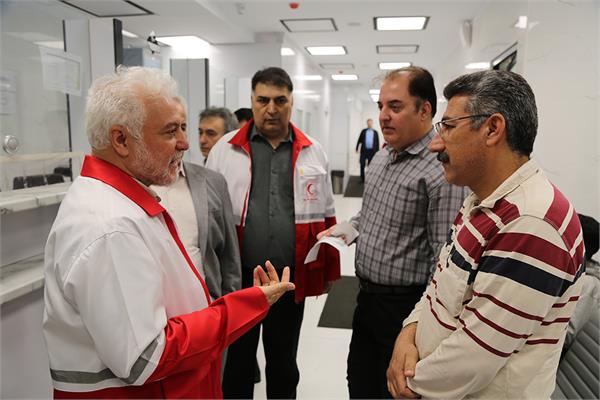 بازدید دکتر شانه ساز از داروخانه هلال احمر در ایام نوروز 8