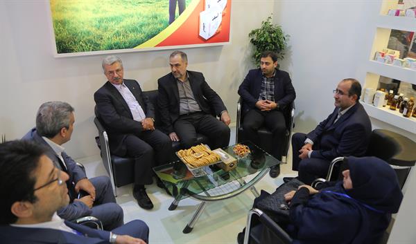 بازدید سرپرست سازمان تدارکات پزشکی از غرفه شرکت های دارو سازی سها و سها جیسا
